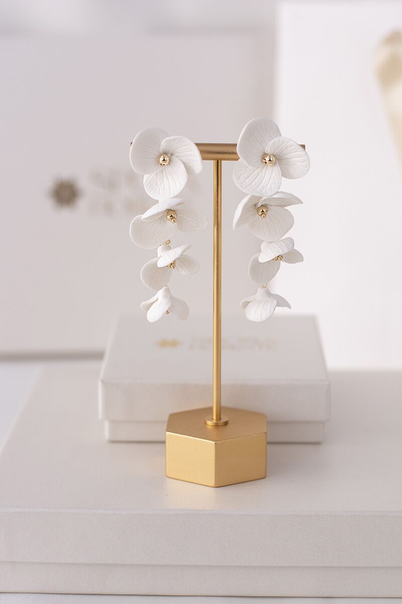 lelógó virágos menyasszonyi fülbevaló